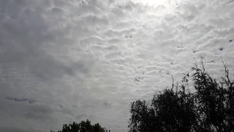 Himmel in Berlin am 13. Juli 2022 um 13 Uhr