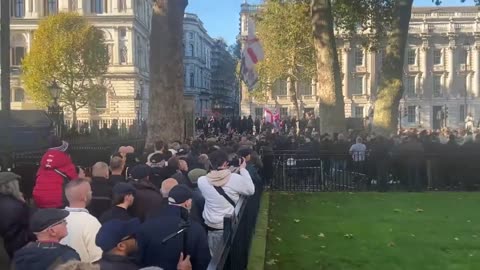 🚨WARNING: Scuffles broke out between marchers and London Metropolitan Police