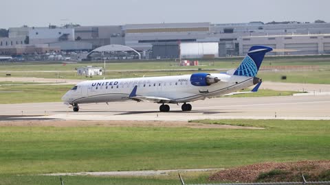 SkyWest/United Airlines CRJ-900 departing St Louis