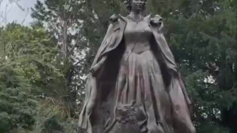 Primera estatua póstuma de la reina Isabel II