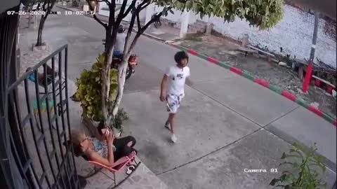 Video: Mujer en Barrancabermeja se enfrentó a los ladrones para evitar que le robaran su celular