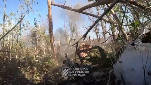 Ukraine combat footage: machine gunner takes a bullet to the chest