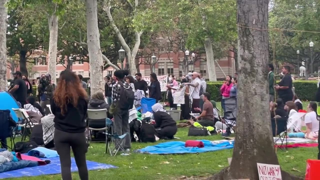 BREAKING: @USC students and staff have pitched tents in the encampment.