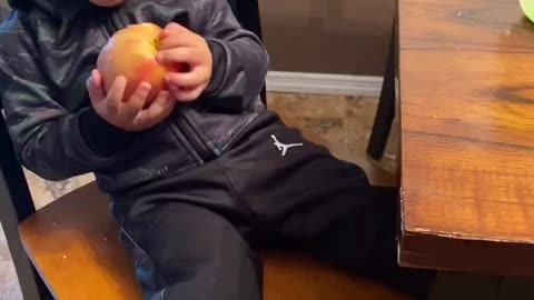 Toddler eating an apple 🤩