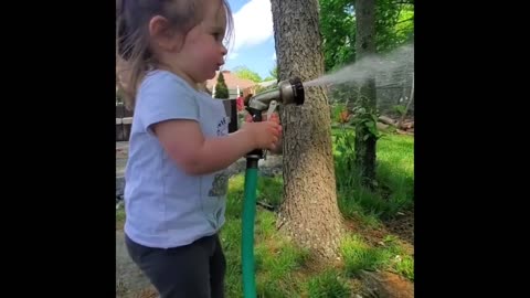 Toddler hilariously tries to catch water from garden hose 2021