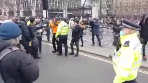 EXPOSED !! LONDON: POLICE GET SURROUNDED AND FORCED OUT OF THE DEMO !! MUST WATCH !! GO LONDON !!