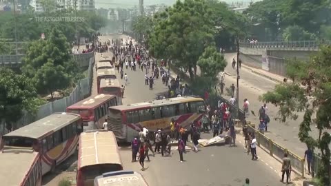 Student protesters take to streets of Dhaka as Bangladesh wracked by days of clashes.mp4