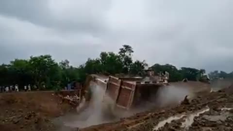 Watch This Rare Footage,Building Falling Down Due to Flood