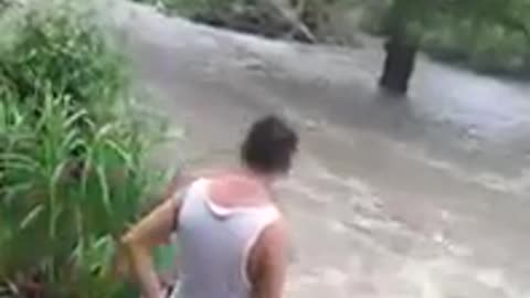 No duda un segundo en saltar al torrente mortal al ver que su amado perrito luchaba por su vida