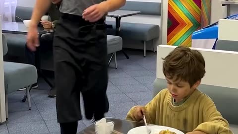 Waiter's incredible act of kindness to a hungry kid