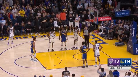 Klay Thompson laughs as the Kings don't foul Stephen Curry until 1sec left🤦🏽‍♂️