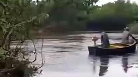 BOAT SUNK IN THE RIVER/CANOA VIROU NO RIO!