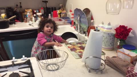 daddy discover baby washing the dishes