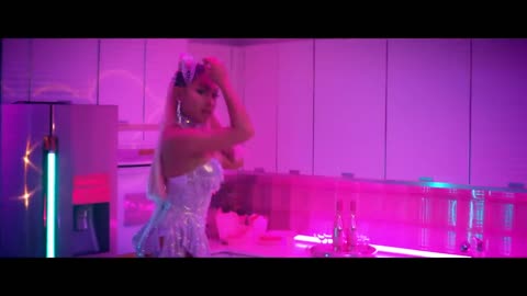 Ariana Grande - 7 rings (Official Video)