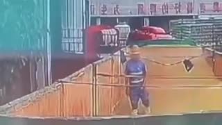 Incredible moment: a Tsingtao beer factory worker was caught urinating into a beer tank
