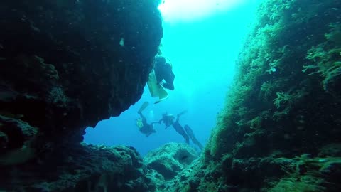 Watch the divers enter the tunnels he reached in the depths of the ocean