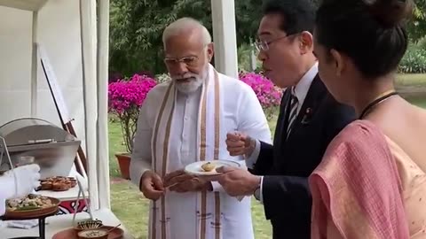 G20 Delegates trying Indian delicacies