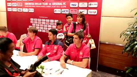 🇮🇩The squad arrives in Indonesia | Arsenal Tour 2013 | Day 1