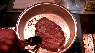 How to cook a steak, in a stainless steel pan, without using oil