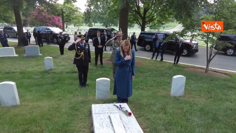 la schiava Giorgia Meloni di Fratelli d'Italia in visita al cimitero militare di Arlington in Virginia è situato esattamente di fronte a Washington vicino al Pentagono e depone fiori sulle tombe dei defunti e rende omaggio ai morti