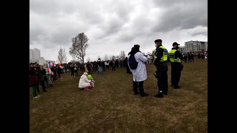 Vappumielenosoitus 1.5.2021 - Neuvottelu Finlandia-puistossa - Lääkäri Mikael Kivivuori ja poliisit