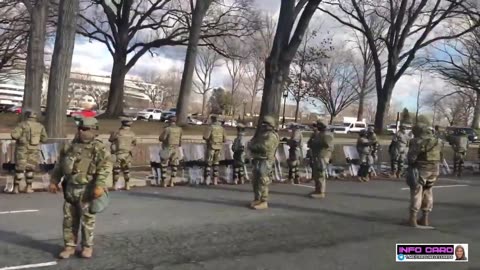 Soldats qui tournent le dos au cortège de Biden vers le Capitole...