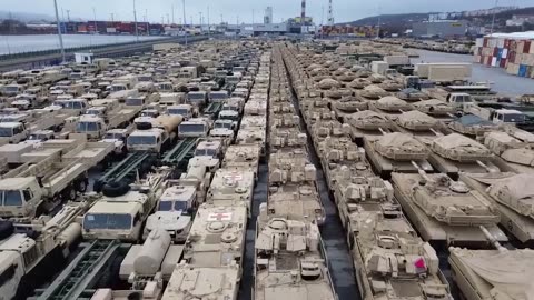 Americké tanky připravené v polském přístavu Gdyně pro cestu na Ukrajinu