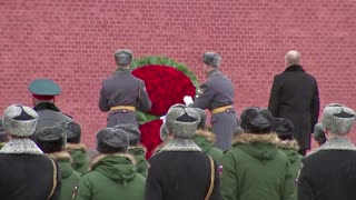 Putin lays wreath to honor armed forces