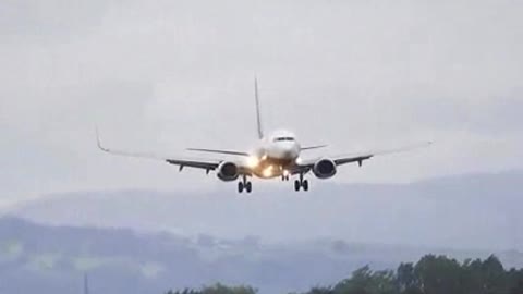 Crosswind Ryanair and Easyjet Landing