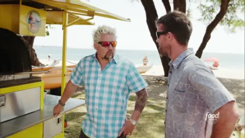 Guy Fieri Eats Dynamite Pizza in Maui Diners