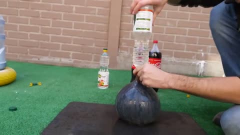 Experiment Giant Coca Cola Balloon VS Mentos1