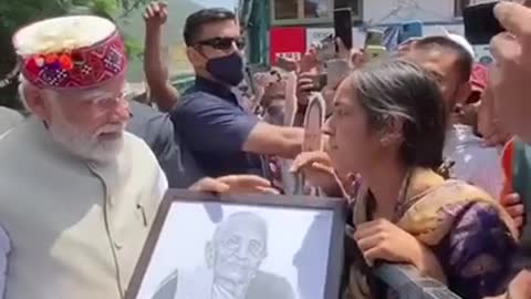 PM Modi pulls over to accept the painting created by a young woman in Shimla.