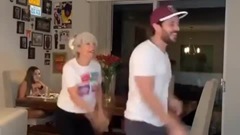 Nice Mom & Son do Amazing dance.