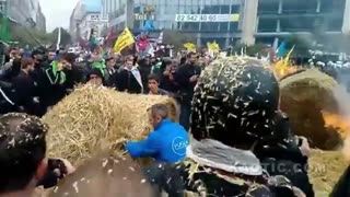 Brussels： Farmers spray shit all over police in mass