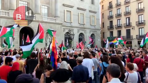 Cientos de personas se concentran en la Plaza Sant Jaume en apoyo a Palestina