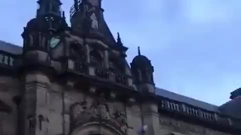 A man climbs the Sheffield Council in the UK, removes the Israeli flag