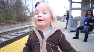 🥰🥰🥰This baby girl sees a train for the first time😃