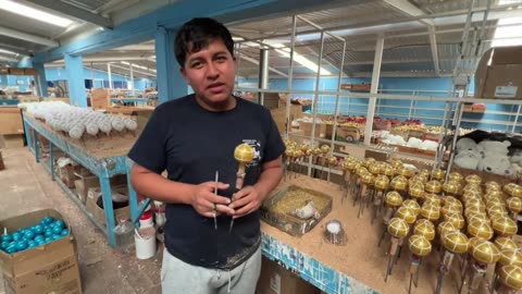Las esferas artesanales elaboradas en centro de México en Navidad