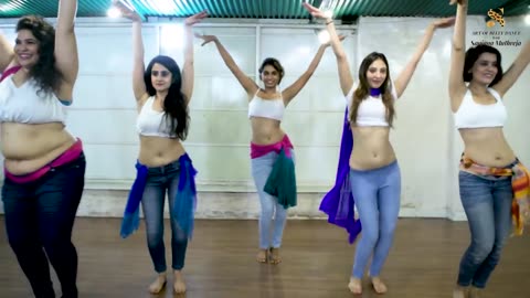 Gal mitthi mitthi bol hot belly dance Indian girls