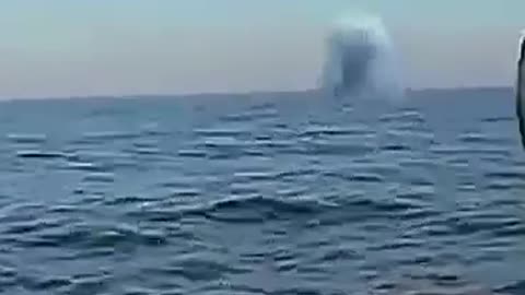 SEVERAL UFOS ESCAPE FROM THE HELICOPTER AND ENTER INSIDE THE SEA TO DEFEND THEMSELVES