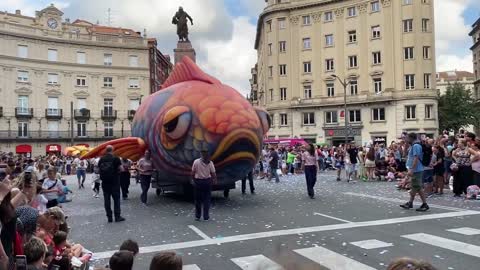 Desfile de ballenas en fiesta de Bilbao