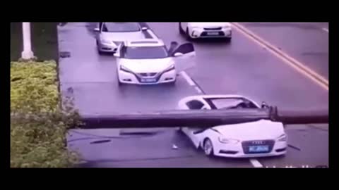 Giant object fell on the car and the driver was unharmed - Miracle?