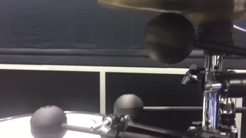 You will not believe how this midi robot plays the drums