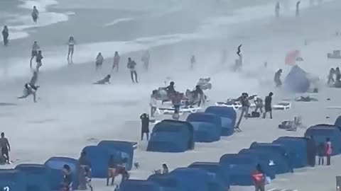 Footage captures waterspout ripping through crowded beach #Shorts