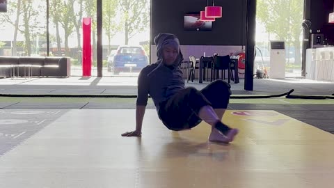 Training breakdance at the gym!