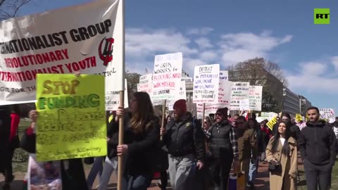 "Capitalismo USA: dipendente dalla guerra" Centinaia di manifestanti contro la guerra si sono radunati ieri a Washington DC davanti alla Casa Bianca per chiedere al governo di interrompere i finanziamenti all'Ucraina.