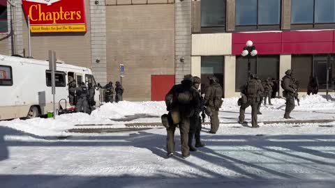 Dozens of armed officers reaches Ottawa