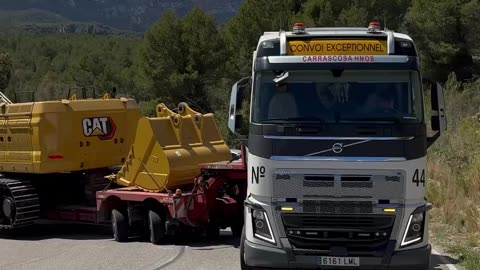 Heavy equipment transport caterpillar credit to : conxavitambien & grupo_vivanco