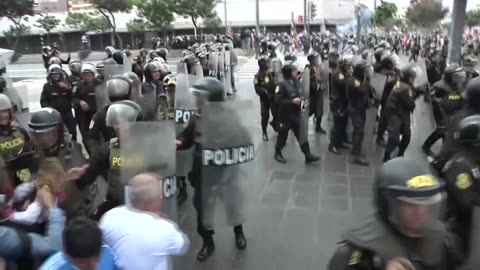 Perú registra enfrentamientos entre manifestantes y la Policía en el aniversario de la independencia