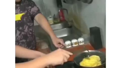 Video lucu ngajarin adek masak